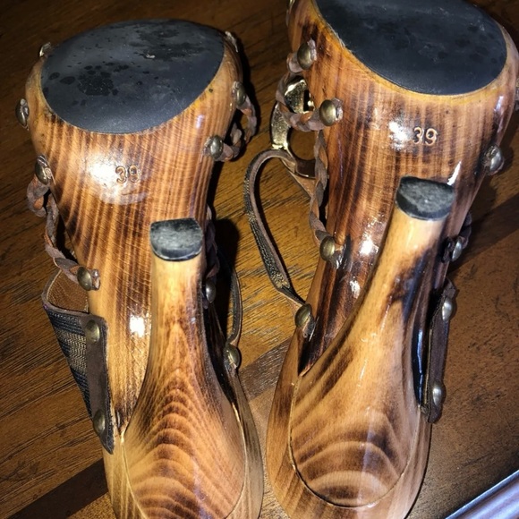 FENDI Authentic & Iconic Logo Sandal heels 39 9 Gorgeous! RARE - Picture 5 of 9